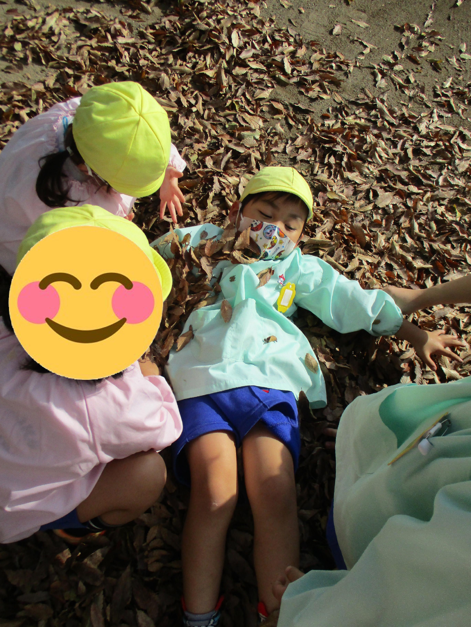 落ち葉で遊びました