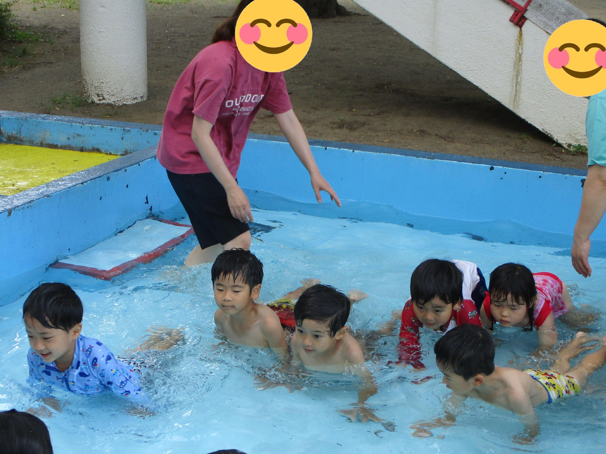 プールで水遊び