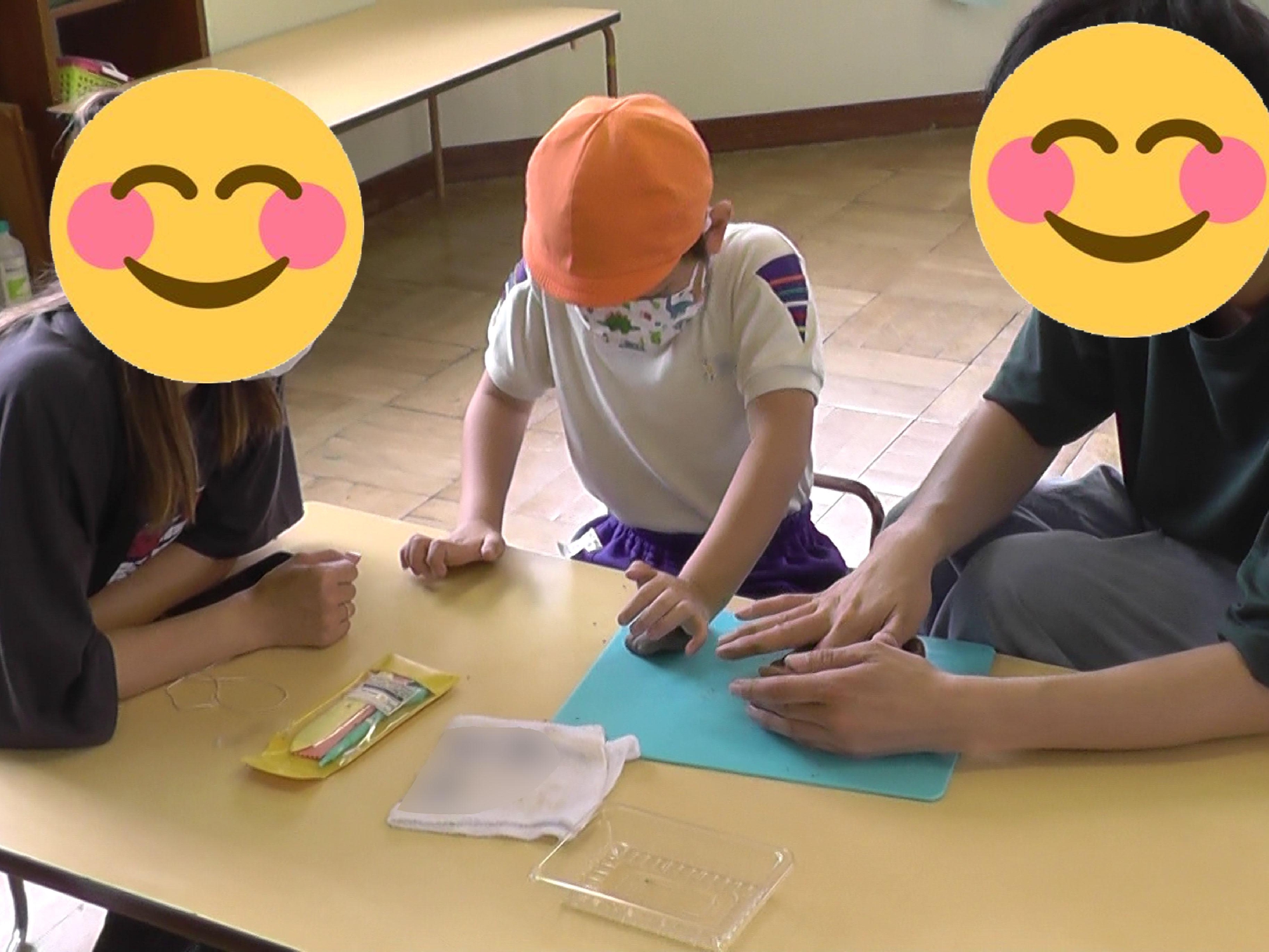 親子で焼き物粘土をしました